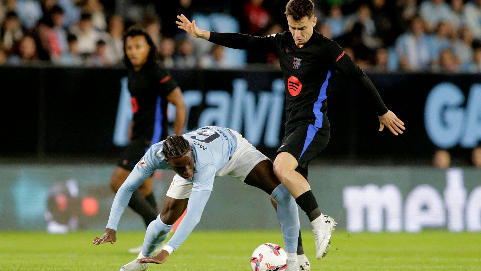 Ilaix Moriba y Marc Casado disputan un balón en el Celta - Barcelona