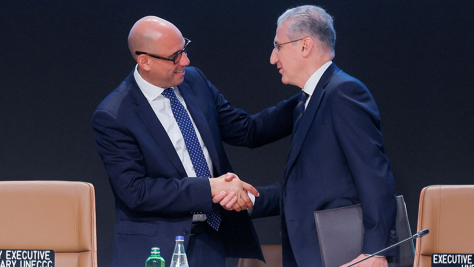 El presidente de la COP29, Mukthar Babayev (dcha) junto al jefe de la agencia de la ONU para cambio climático, Simon Stiell (izda)