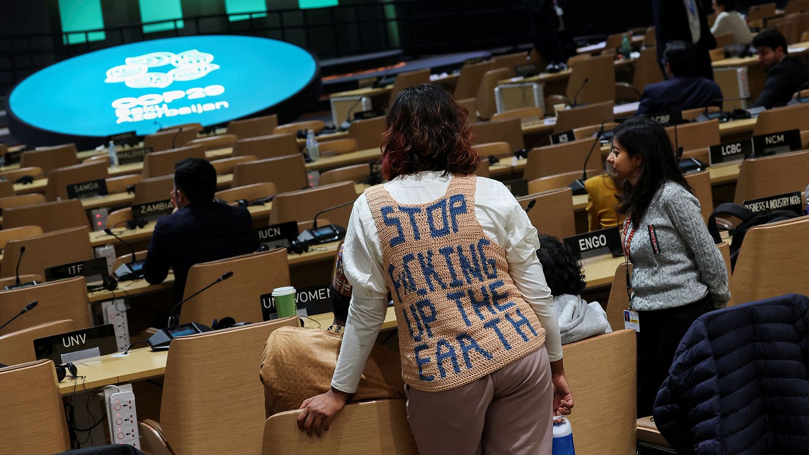 COP29: Una activista en el plenario final de la cumbre de Bakú