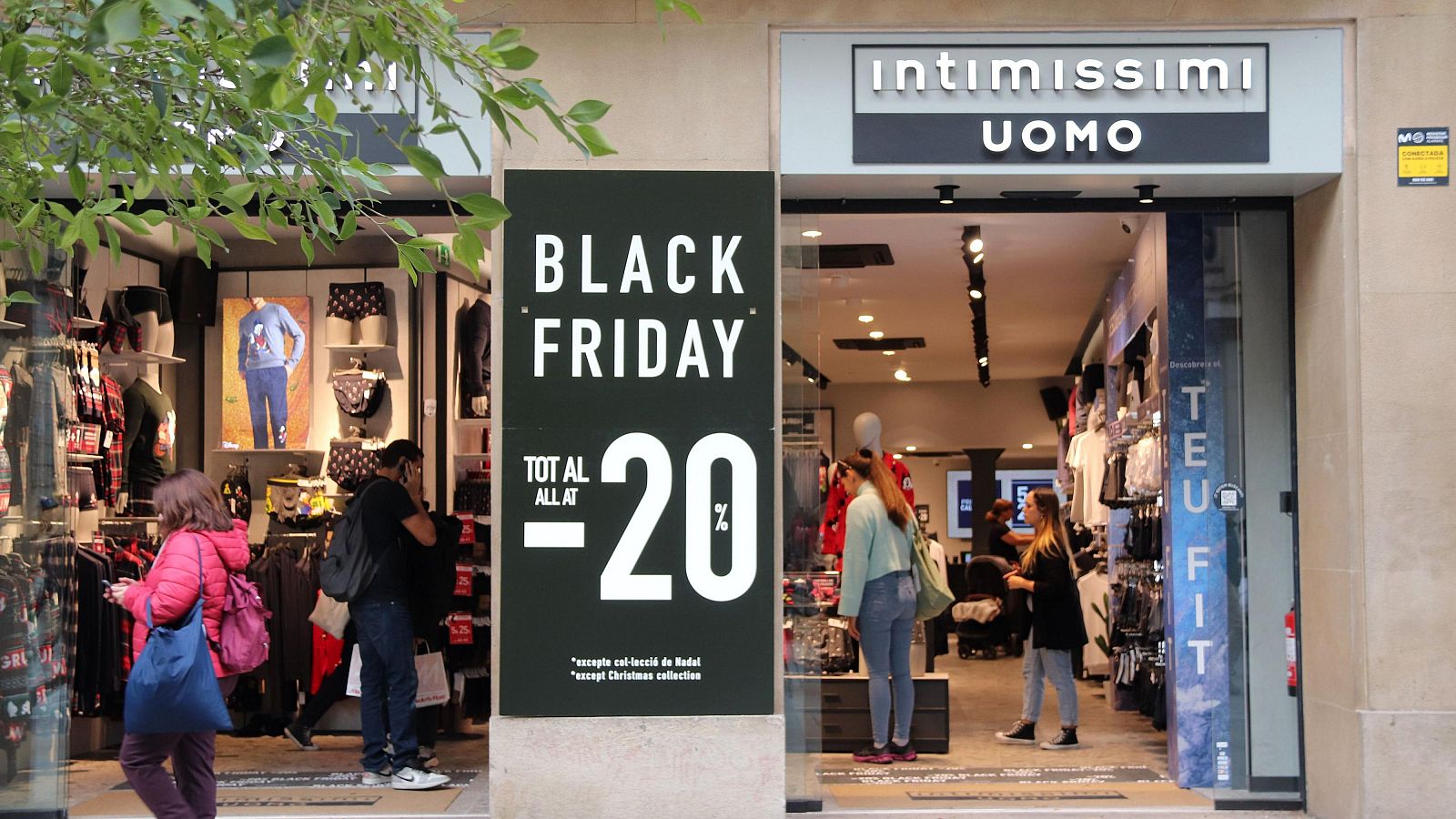 Una botiga Intimissimi amb descomptes durant el Black Friday. | Maria Asmarat