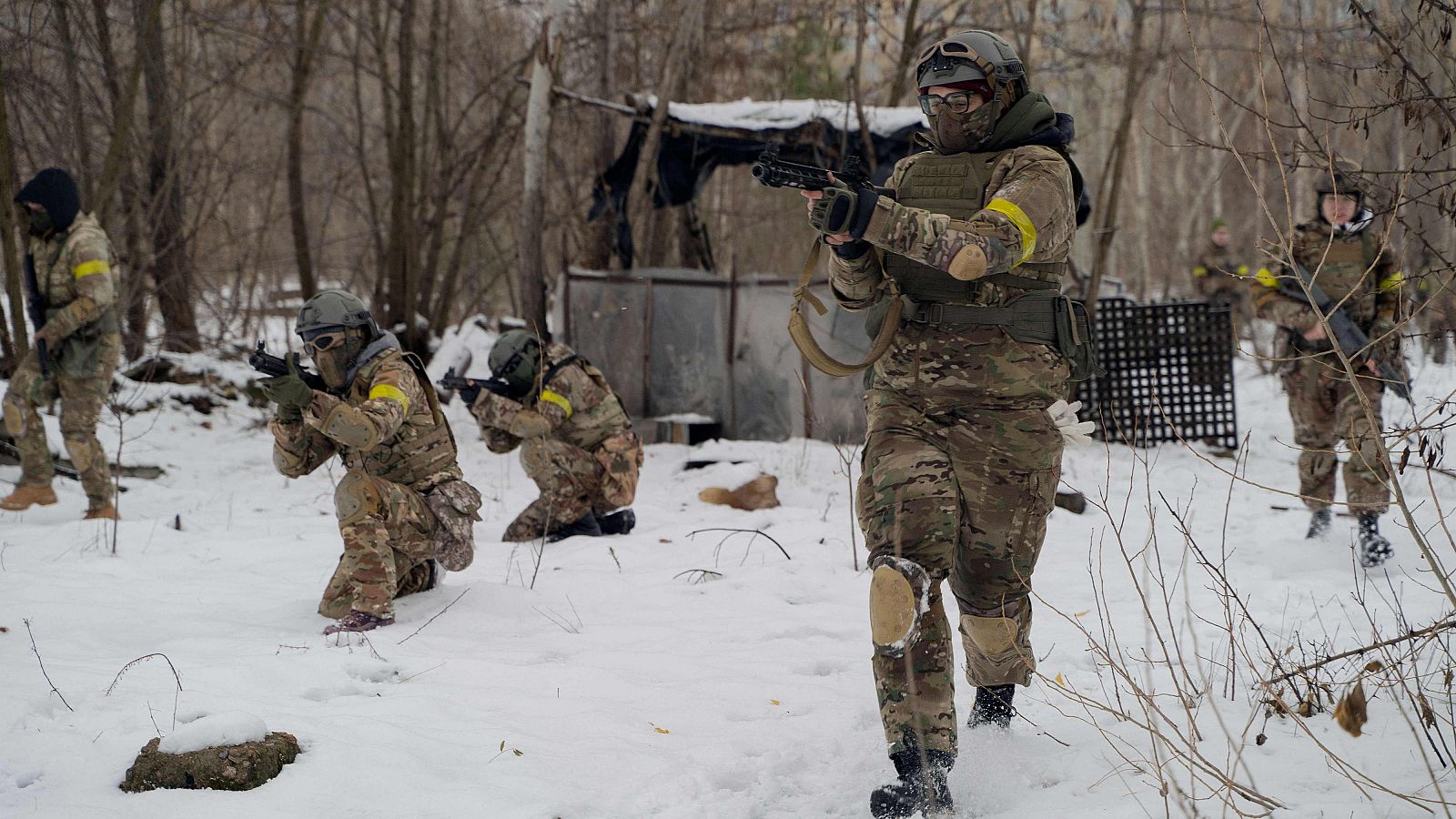 Un grupo de civiles ucranianos recibe instrucción militar en Kiev