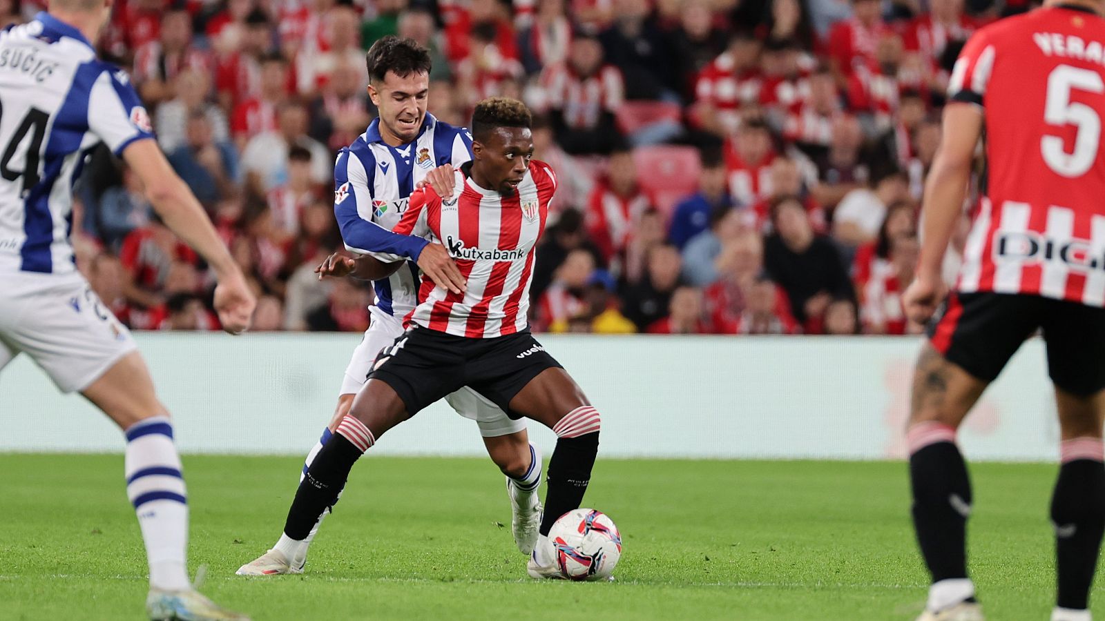 El delantero del Athletic Club Álvaro Djaló y el centrocampista de la Real Sociedad Martín Zubimendi, durante el encuentro de LaLiga en San Mamés