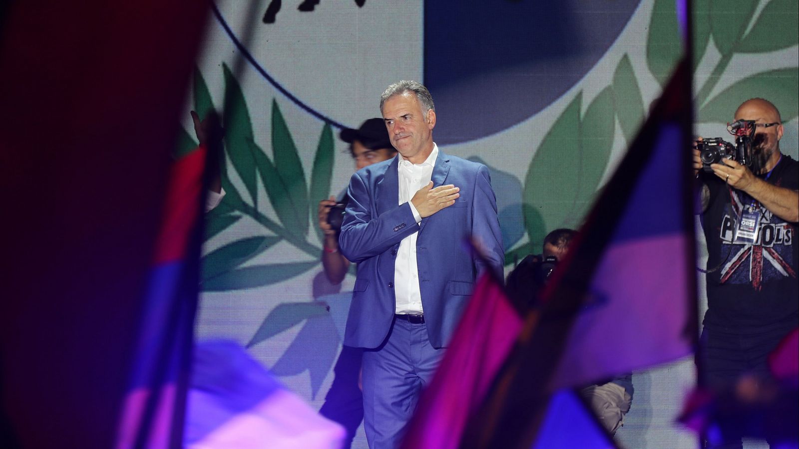 El candidato del Frente Amplio, Yamandú Orsi, celebra la victoria en las elecciones en Montevideo (Uruguay)