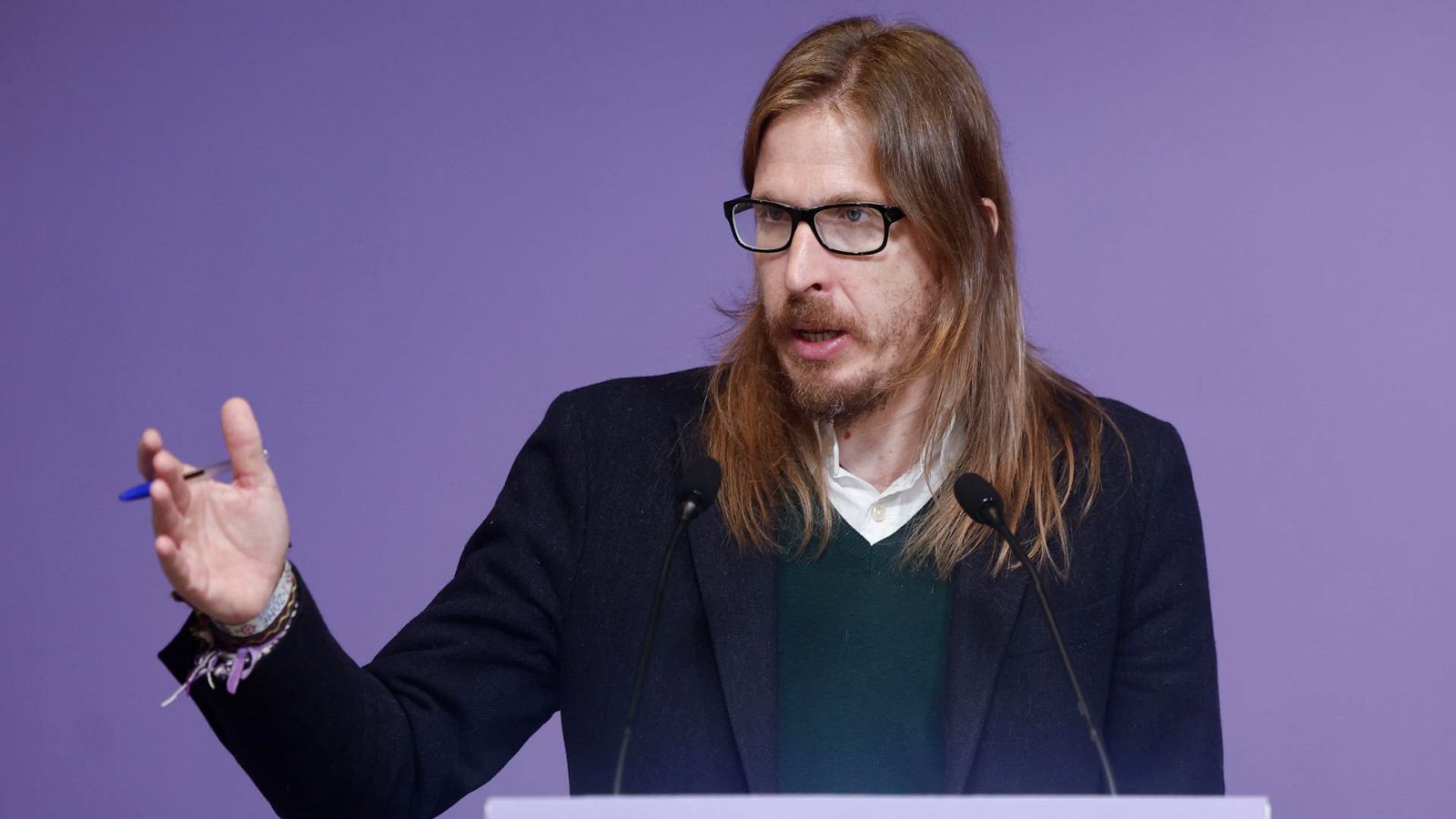 El secretario de Organización y portavoz de Podemos, Pablo Fernández, en rueda de prensa