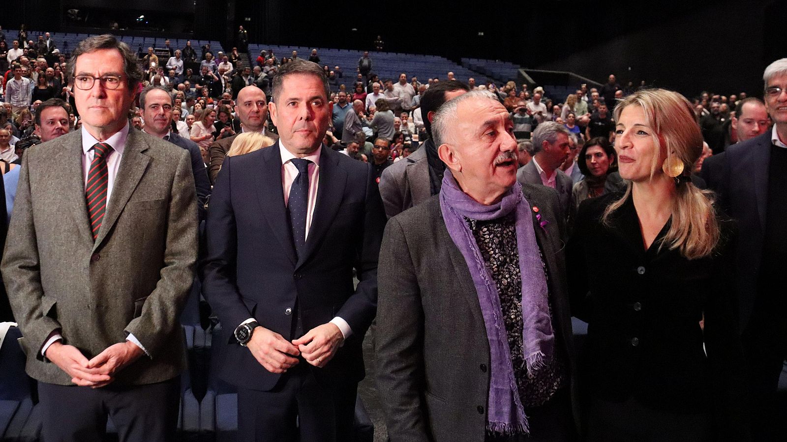 El secretari general d'UGT, Pepe Álvarez, i la ministra de Treball, Yolanda Díaz, i el president de la CEOE, Antonio Garamendi, al 44è congrés de la UGT a Barcelona (ACN | Aina Martí)