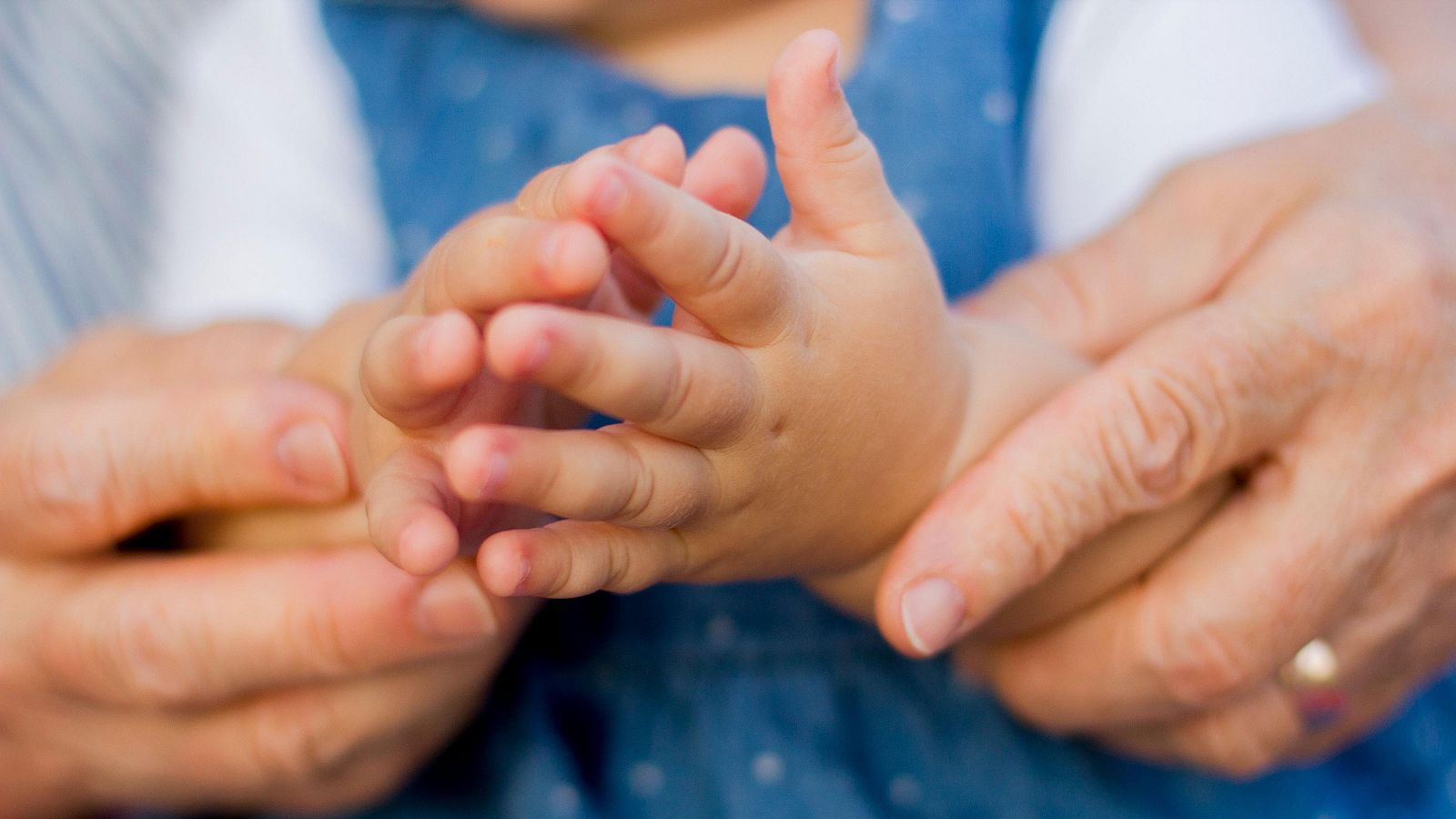 Un Juzgado reconoce a una abuela el derecho  de adaptar su jornada laboral para cuidar de su nieta