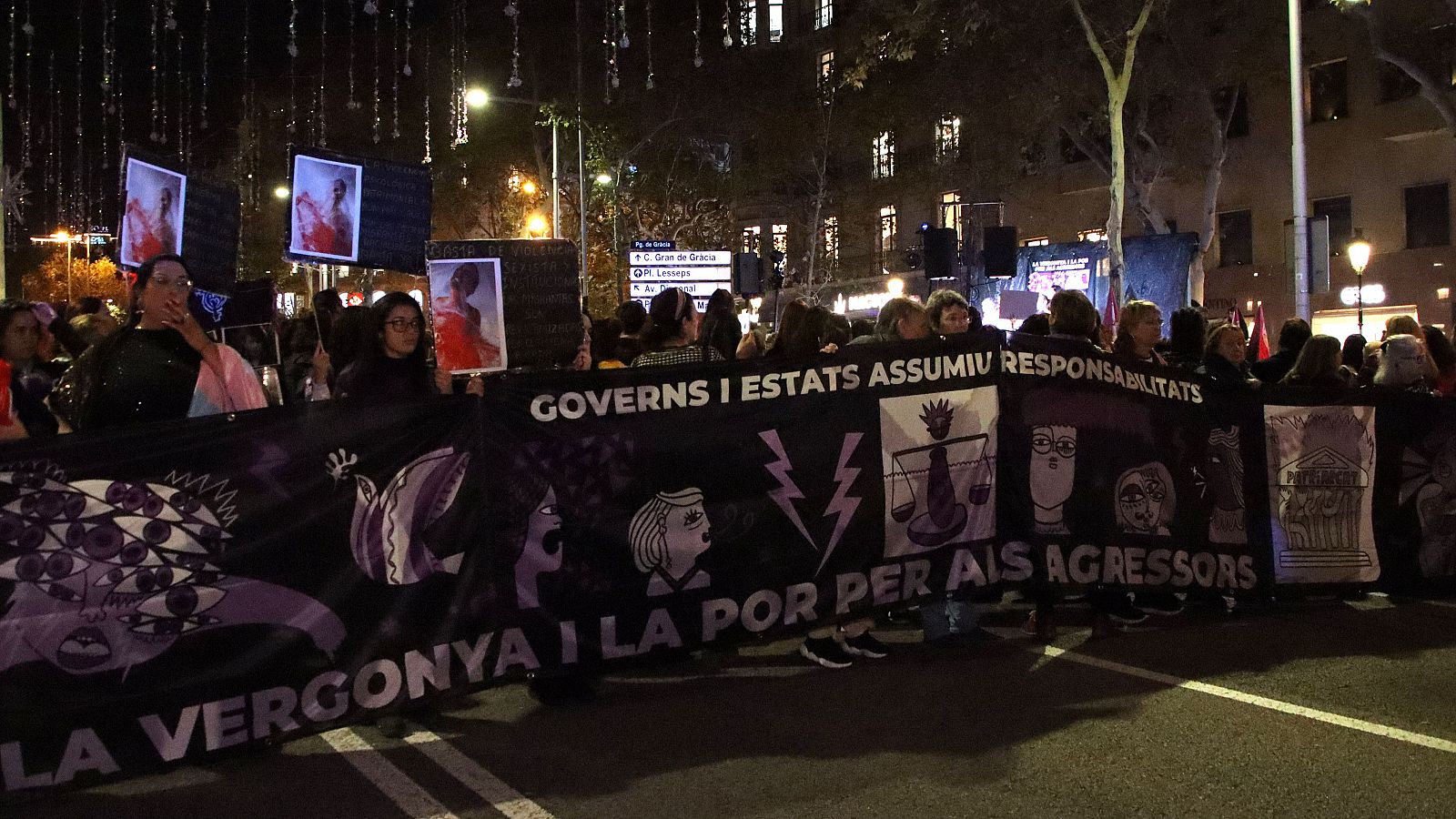 Capçalera de la manifestació del 25N contra les violènicies masclistes a Barcelona