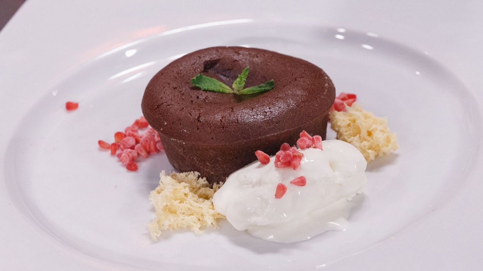 Receta de brownie con bizcocho de pan y fresas de Marina Rivers en MasterChef Celebrity 9