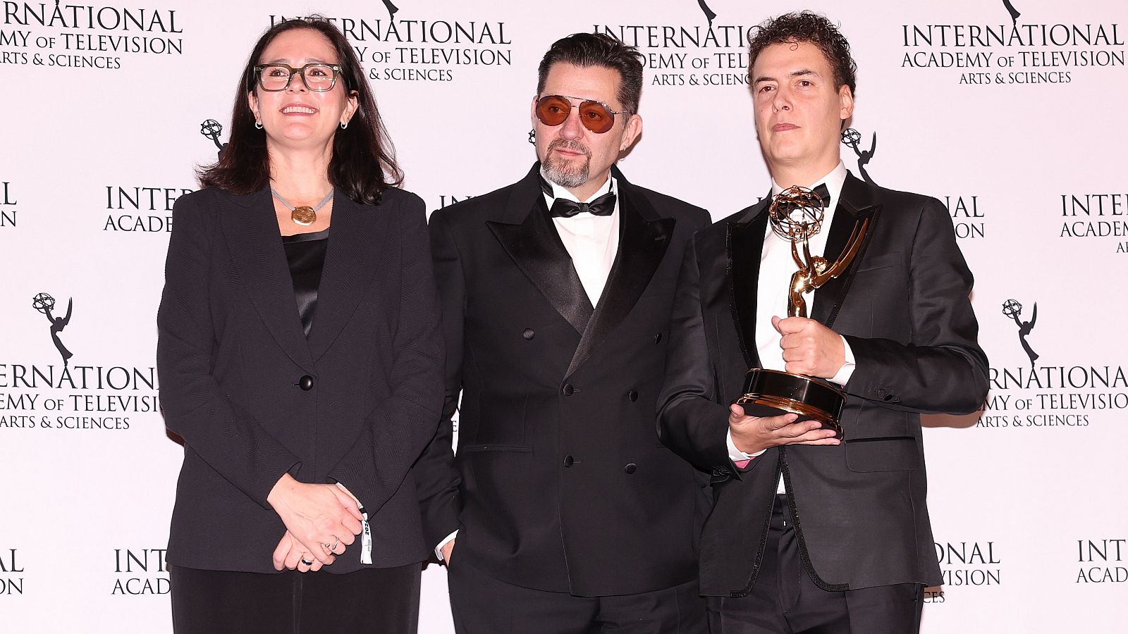 Los productores Gema R.Neira, Ramón Campos Sáez y Josep Cister Rubio con el Emmy Internacional por 'La Promesa'