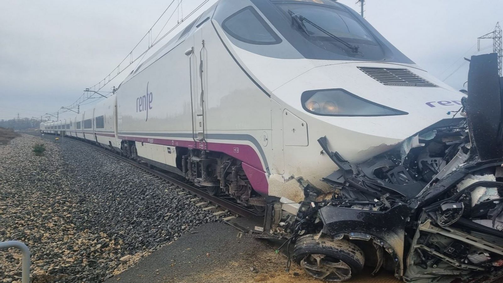 Dos muertos al colisionar un Alvia y un turismo en un paso a nivel en Husillos (Palencia)