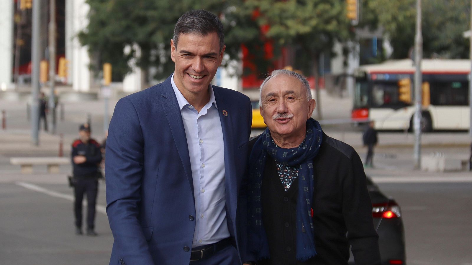 El president del govern espanyol, Pedro Sánchez, abraça el secretari general de la UGT, Pedro Álvarez, abans de participar al 44è Congrés Confederal de la UGT (ACN | Aina Martí)