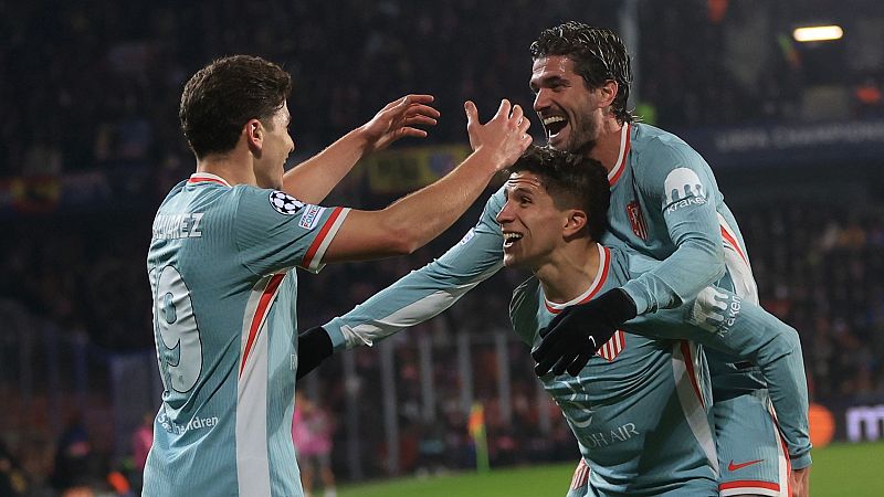 Celebración de gol del Atlético de Madrid en la Champions League. Suárez, Correa y Morata abrazados, con la equipación del equipo.