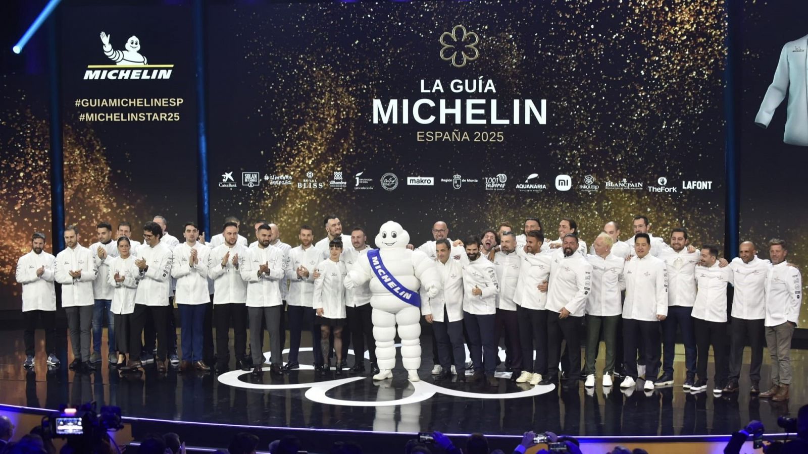 Los chefs posando en el escenario de la Gala de la Guía Michelin 2025.