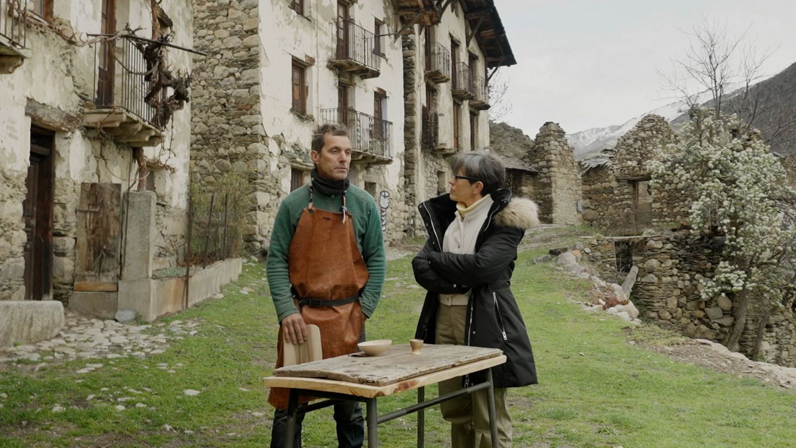 Entrevista en pueblo de montaña entre artesano y periodista.  Edificios de piedra, montañas nevadas. Programa "TradicióModernitat" TVE Catalunya 2024.