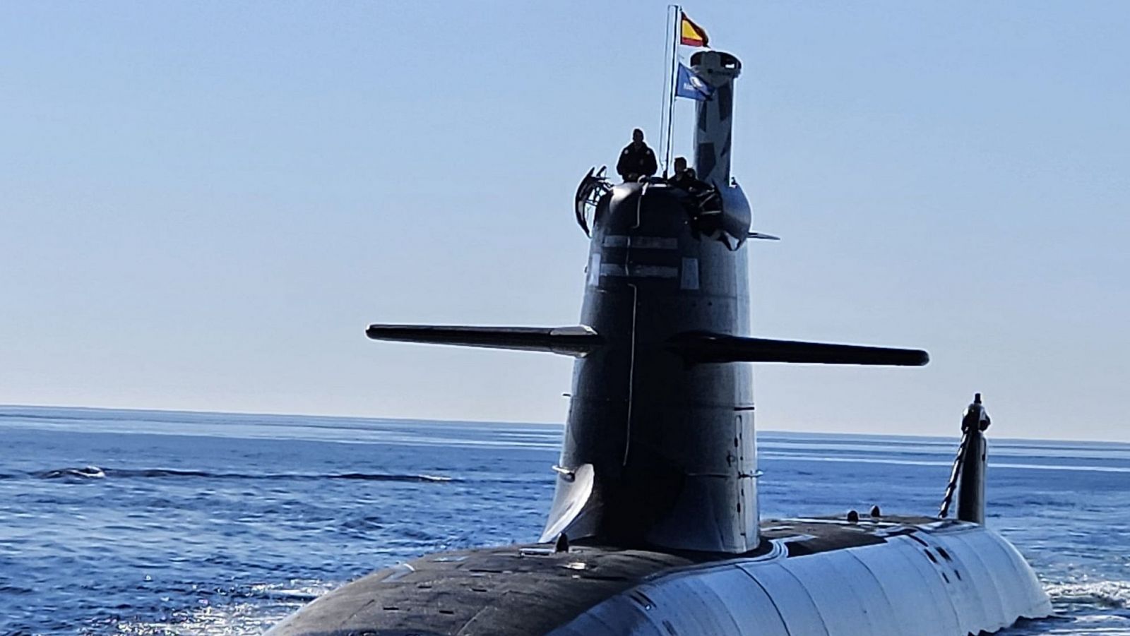 Submarino S-81 Isaac Peral de la Armada Española navegando. Se ven la torre de mando, banderas de España y la Armada, y parte del casco.