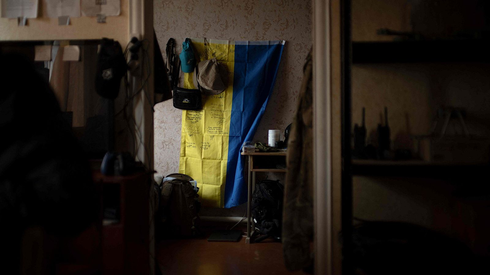 Una bandera ucraniana decora la pared de una casa de un soldado de la 28ª brigada mecanizada, en un lugar no revelado en la región de Donetsk