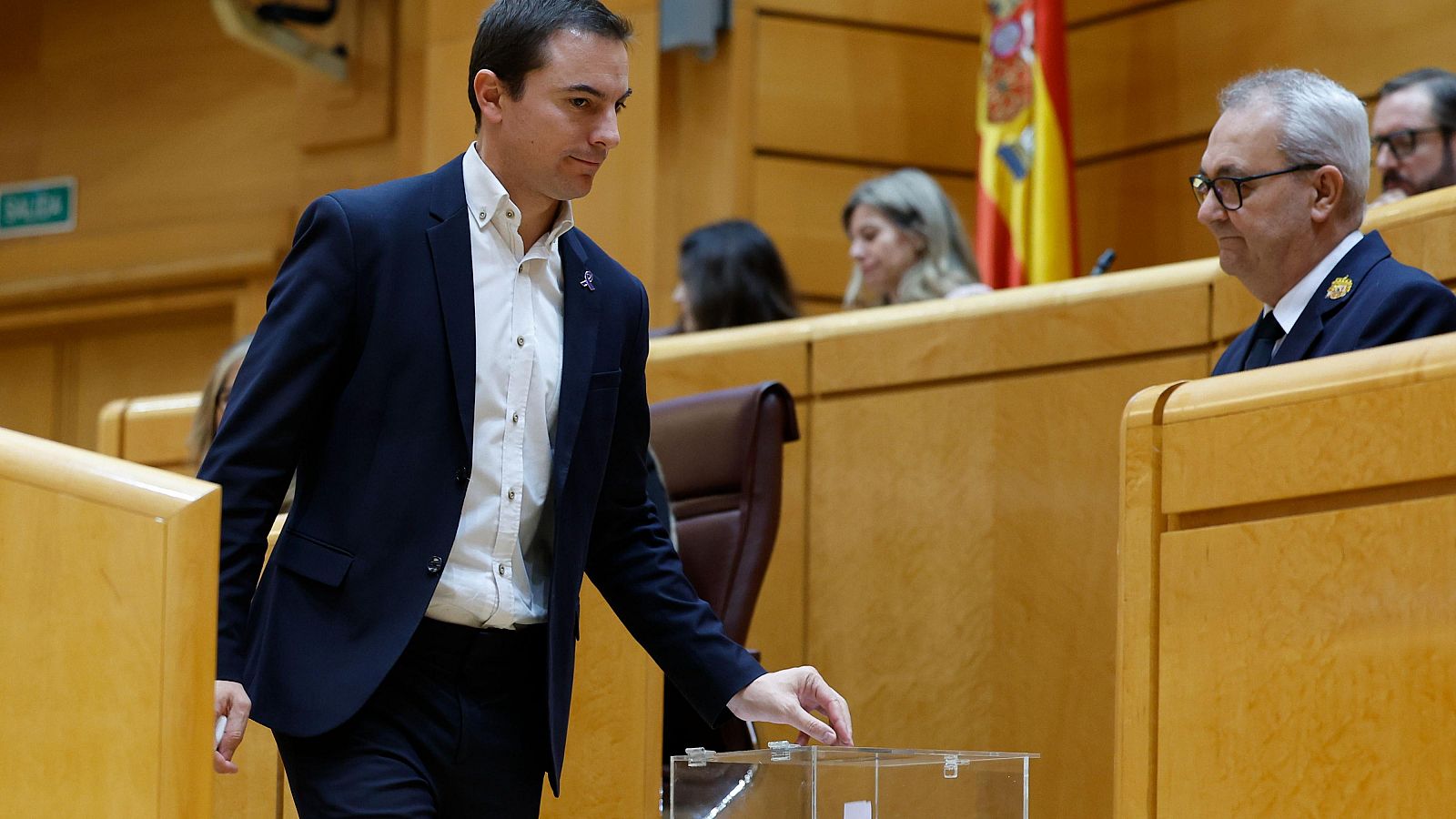 Votación en el Senado de la Comunidad de Madrid. Enrique Ossorio Crespo, consejero de Educación, deposita su voto en una urna.