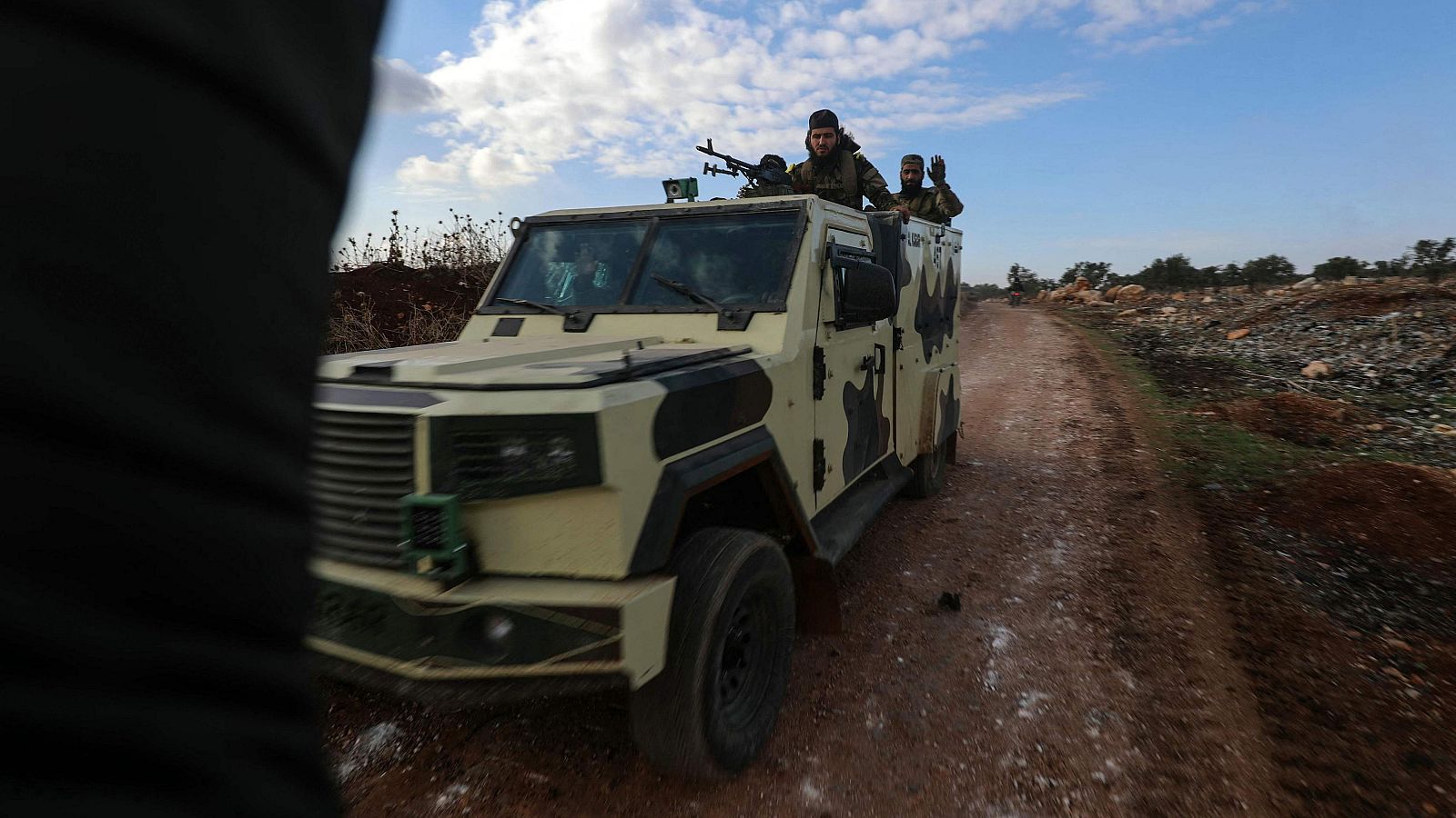 Combatientes de Hayat Tahrir al-Sham en vehículos militares en la provincia de Alepo