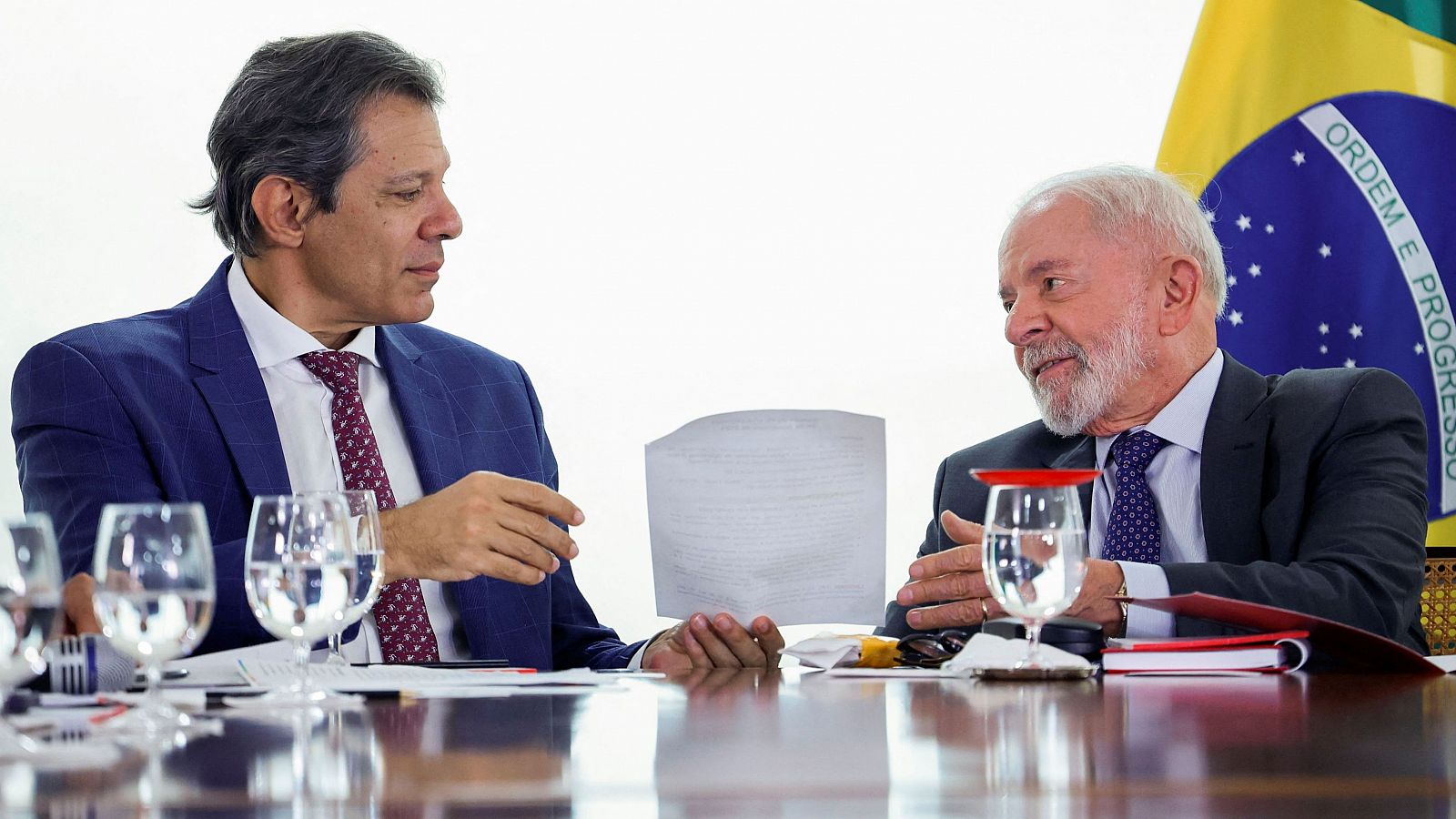 El ministro de Hacienda de Brasil, Fernando Haddad, y el presidente del país, Luiz Inácio Lula da Silva 