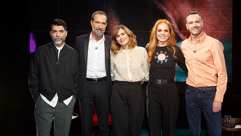 Santiago Segura y cuatro invitados posan en un plató de TV para una foto promocional de "Historia de nuestro cine" de La 2. Tema: Moda en el cine.