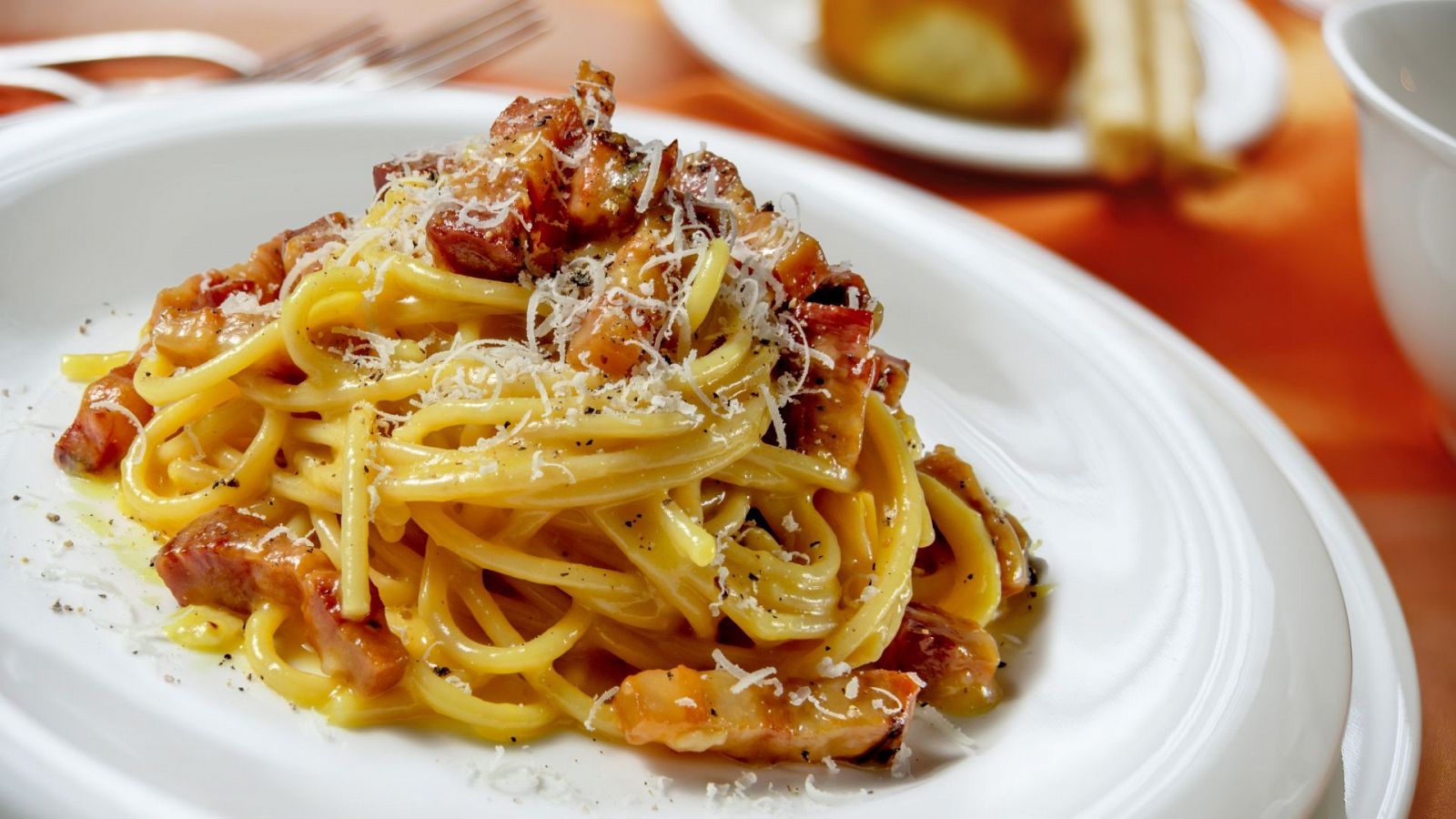 Estos dos ingredientes elevan la pasta carbonara: ¡te encantará!