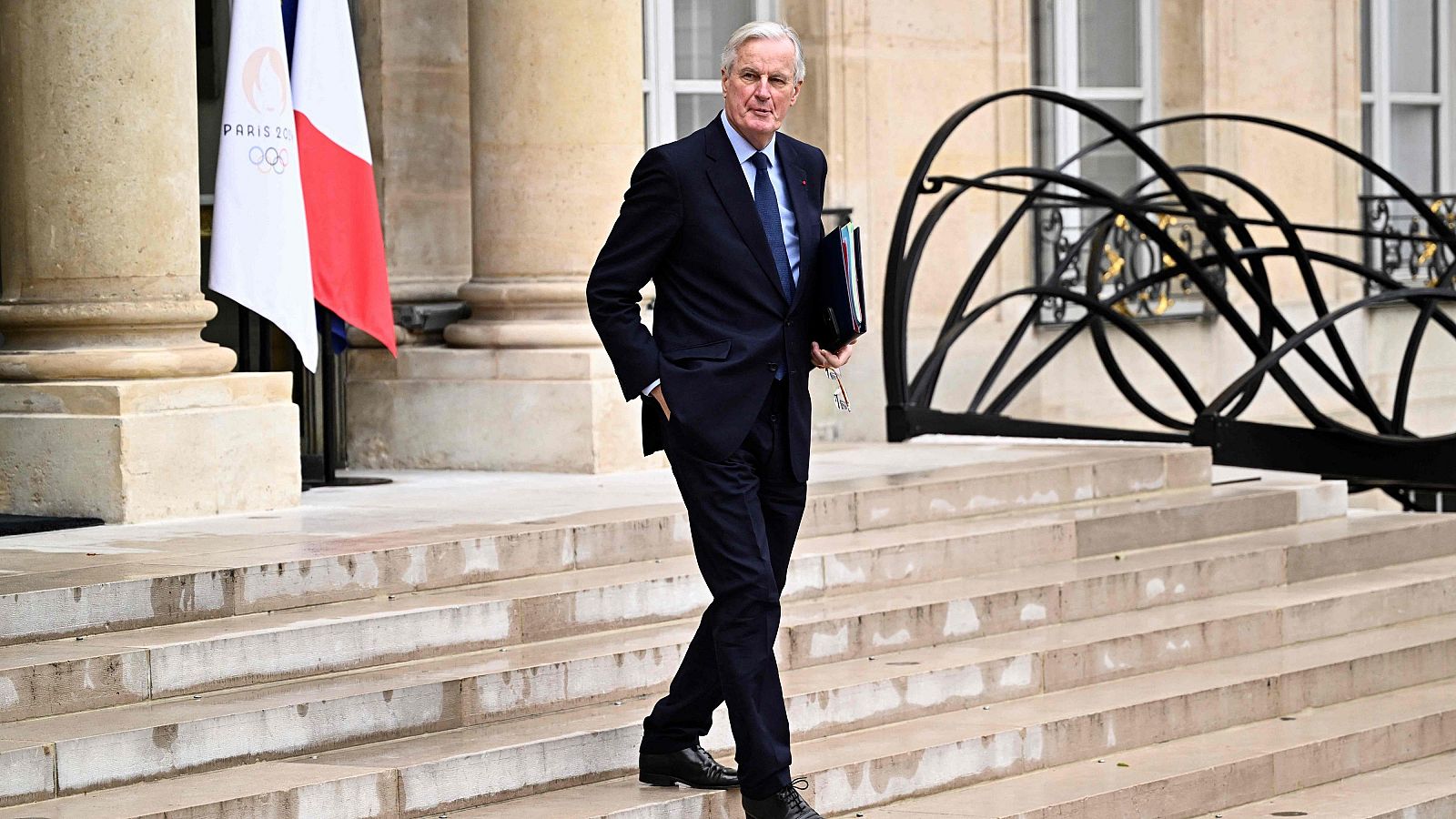 Michel Barnier sale del Palacio del Elíseo en París, Francia