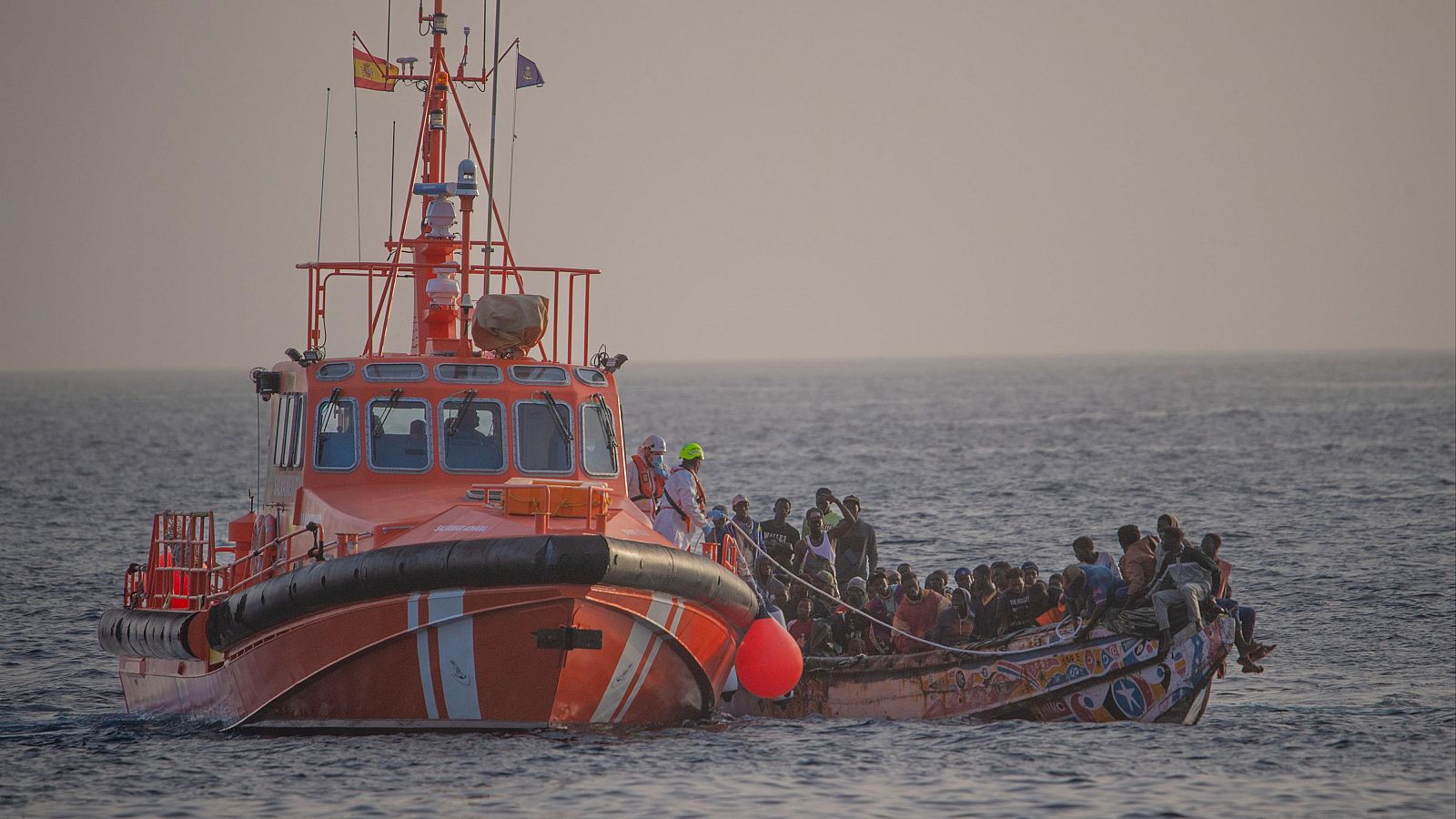 Salvamento Marítimo rescata un cayuco en alta mar