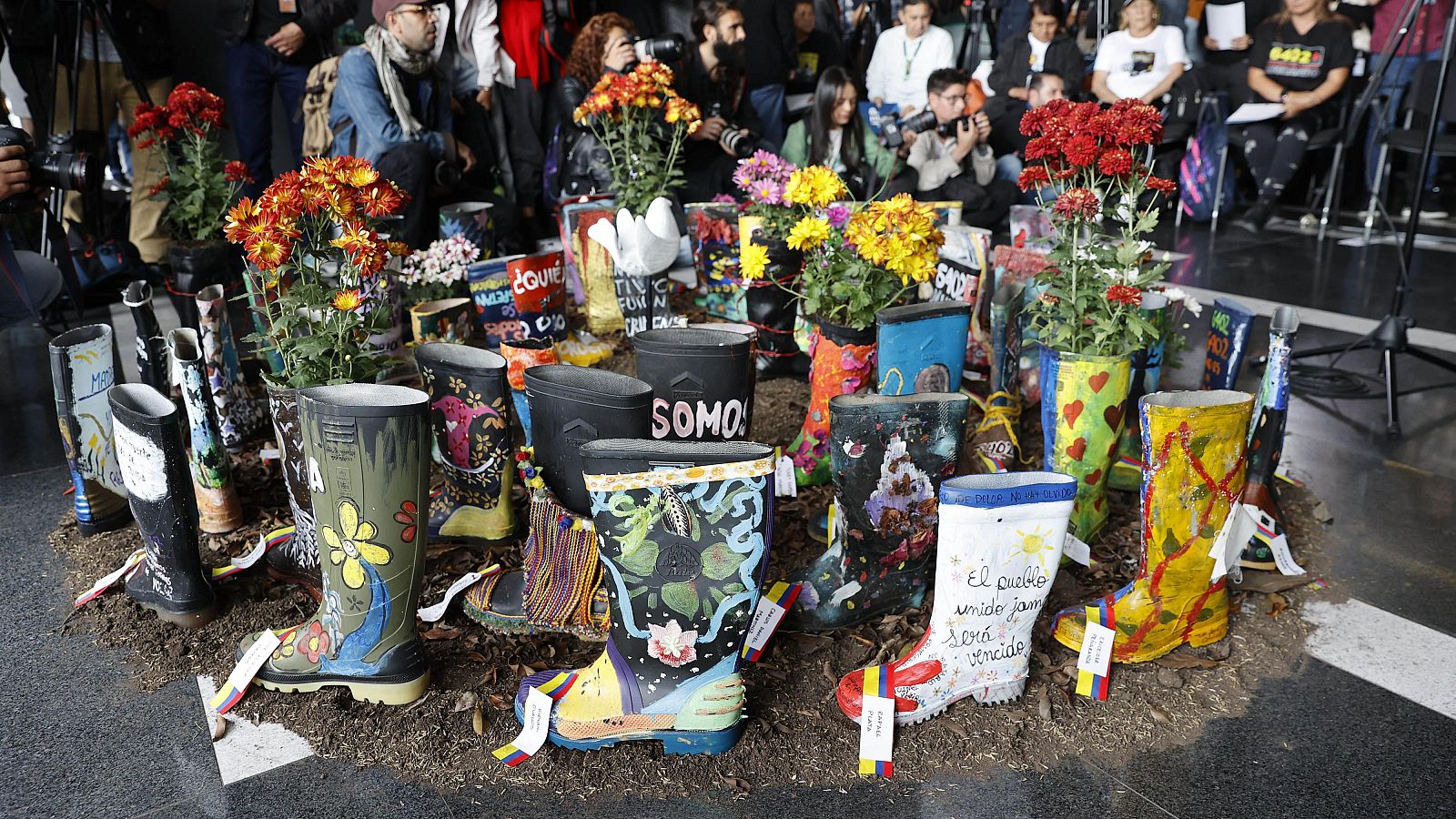 Fotografía de la intervención artística "Mujeres con las botas bien puestas" en Bogotá (Colombia)