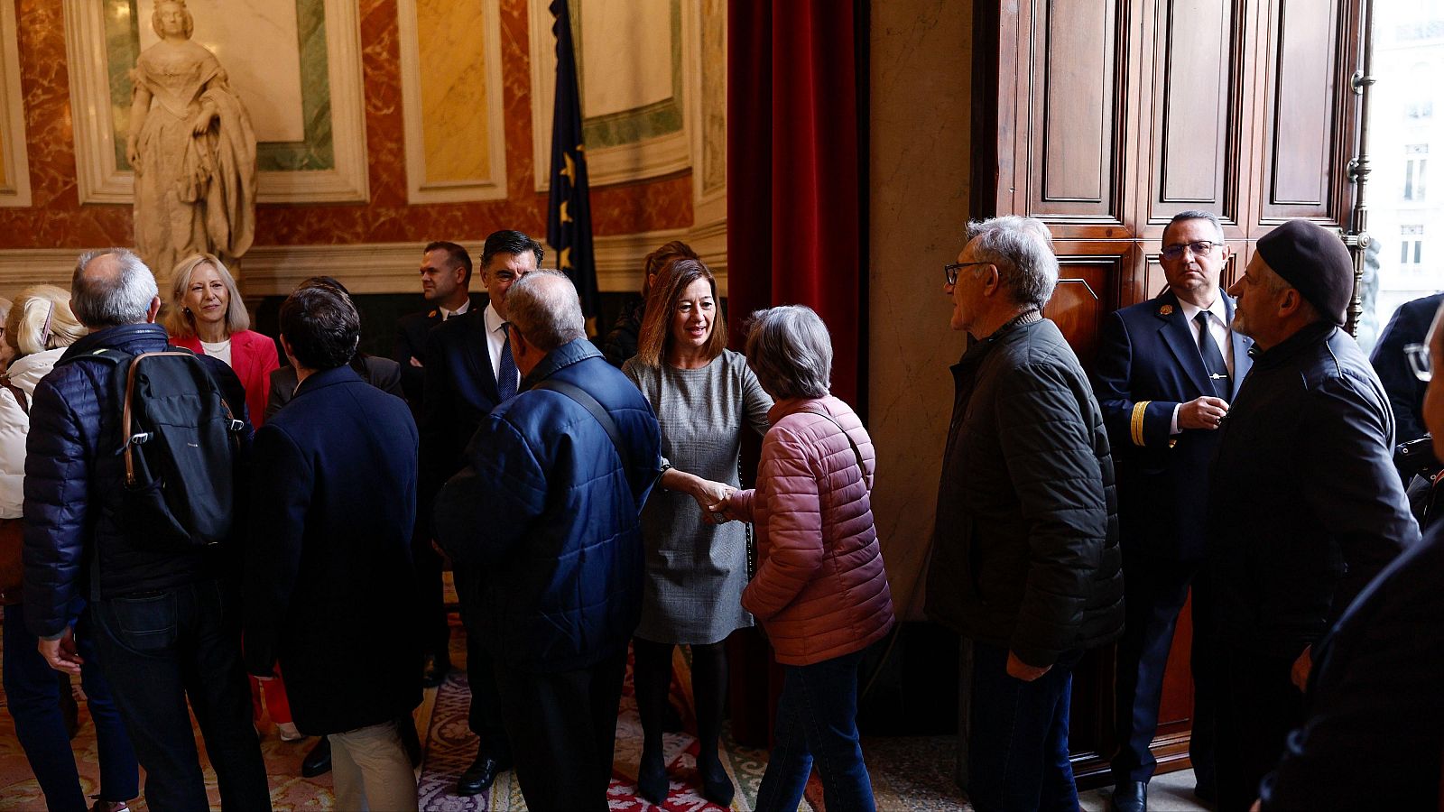 La presidenta del Congreso, Francina Armengol, da la bienvenida a las personas que han acudido a las Jornadas de Puertas Abiertas