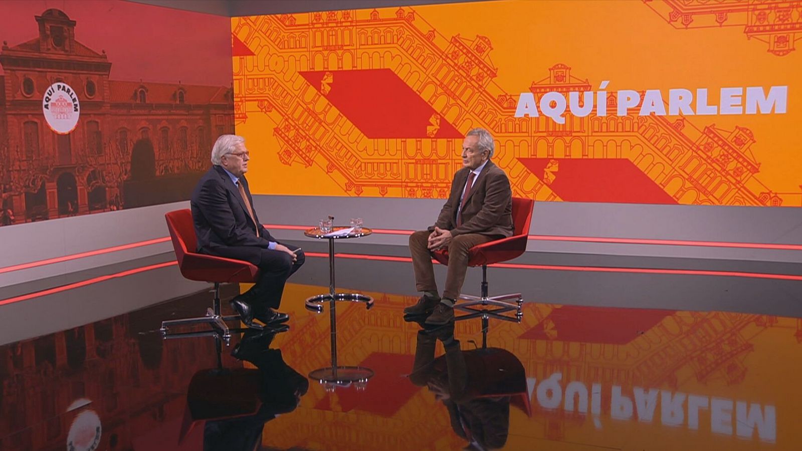 Lluís Falgàs conversant amb Xavier Vidal-Folch al plató d''Aquí parlem'