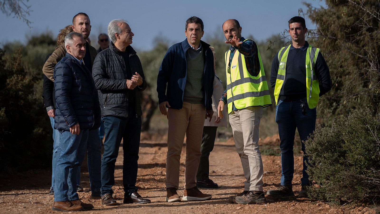 El presidente Carlos Mazón, junto a otros miembros del Consell, visita Utiel