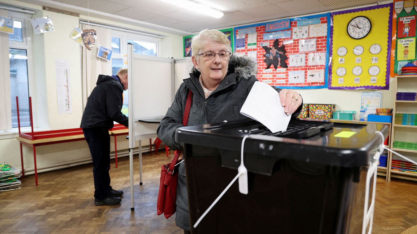 Una mujer deposita su voto en un colegio electoral del St Anthony Boys National school