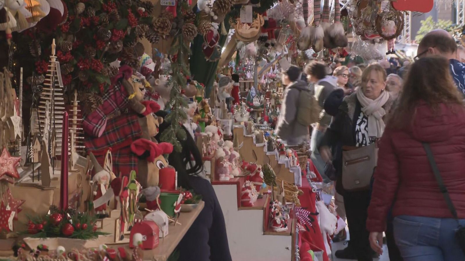 Diferents parades de la fira amb el Tió, Pare Nuels i tota mena de figures i decoracions de Nadal.