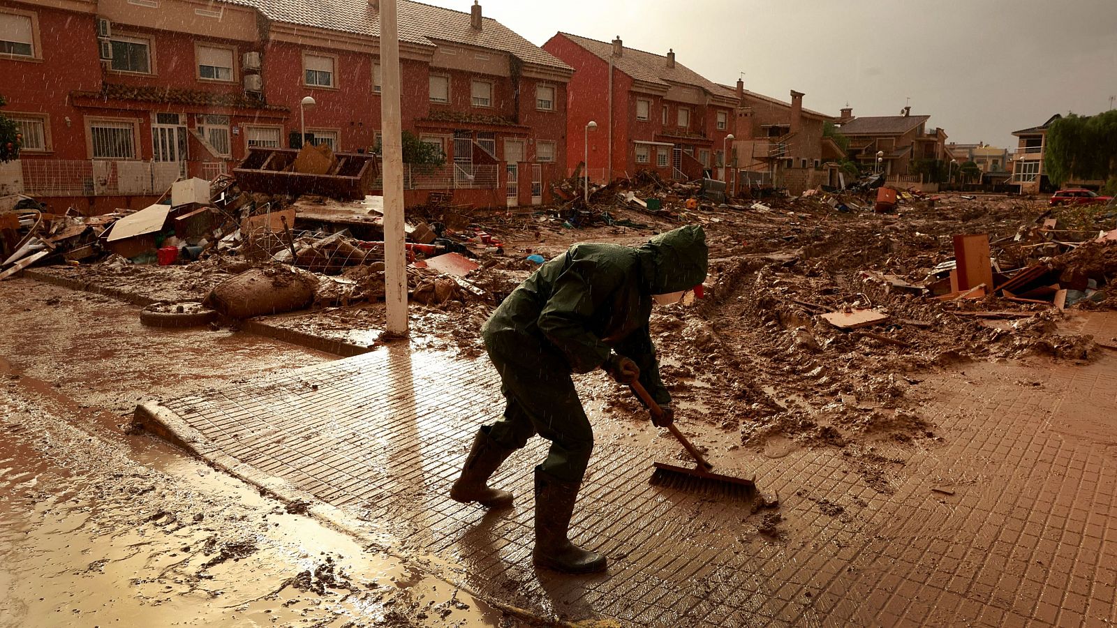 Un voluntario ayudando en la limpieza en el municipio de Paiporta