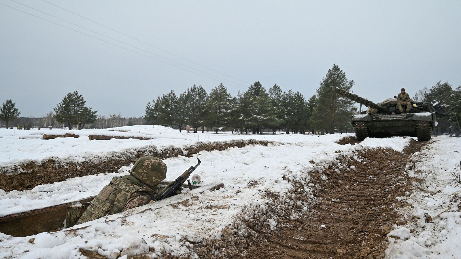 Soldados ucranianos asisten a ejercicios militares en un campo de entrenamiento en la región de Chernígov