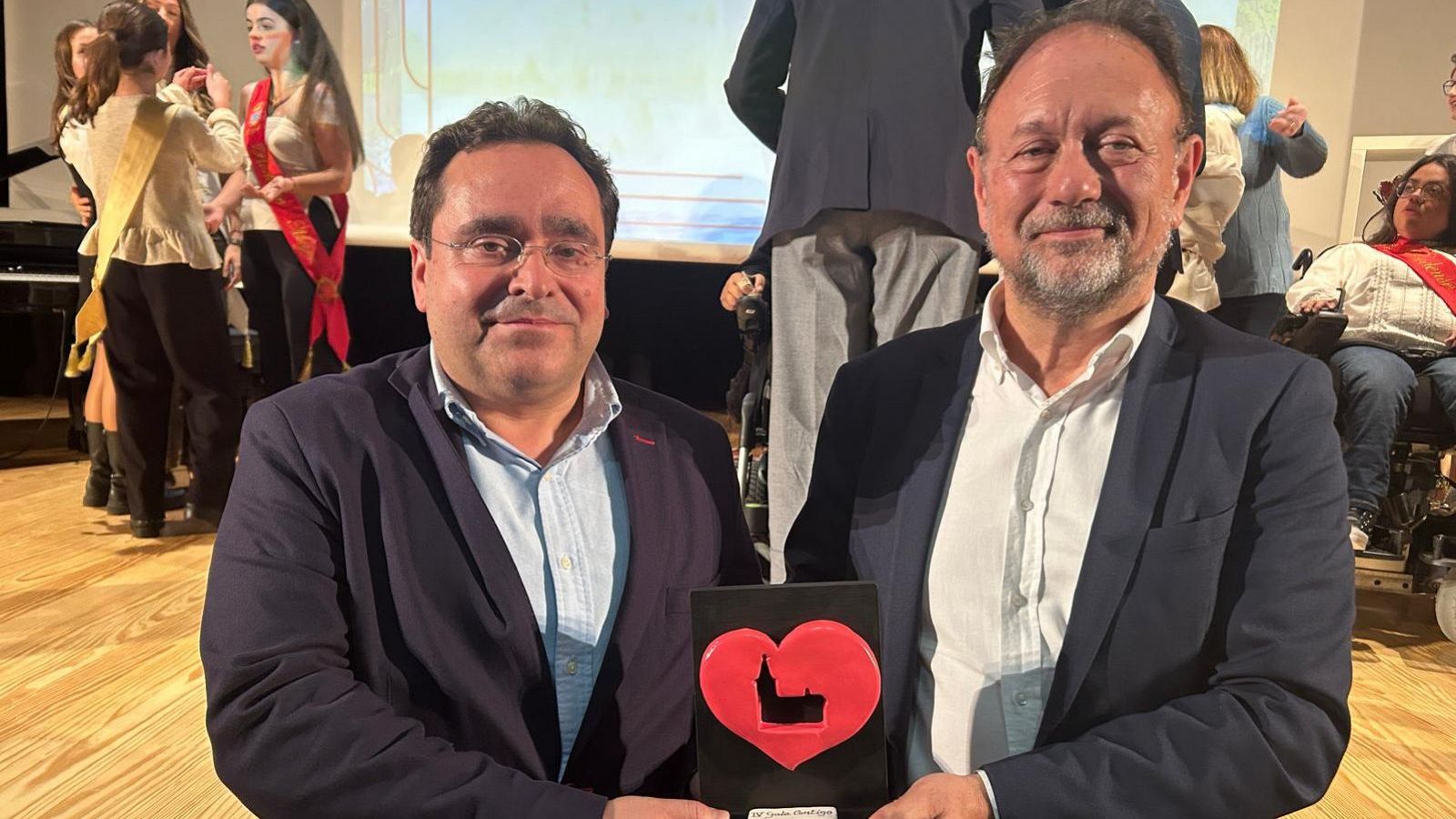 Javier Sánchez y Ángel García Castillejo, recibiendo el premio 