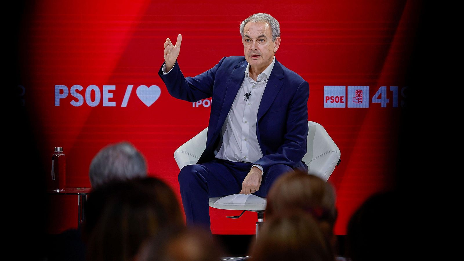 Rodríguez Zapatero en el Congreso Federal del PSOE. Viste traje azul y gesticula. Fondo rojo con logo del PSOE y el 41.