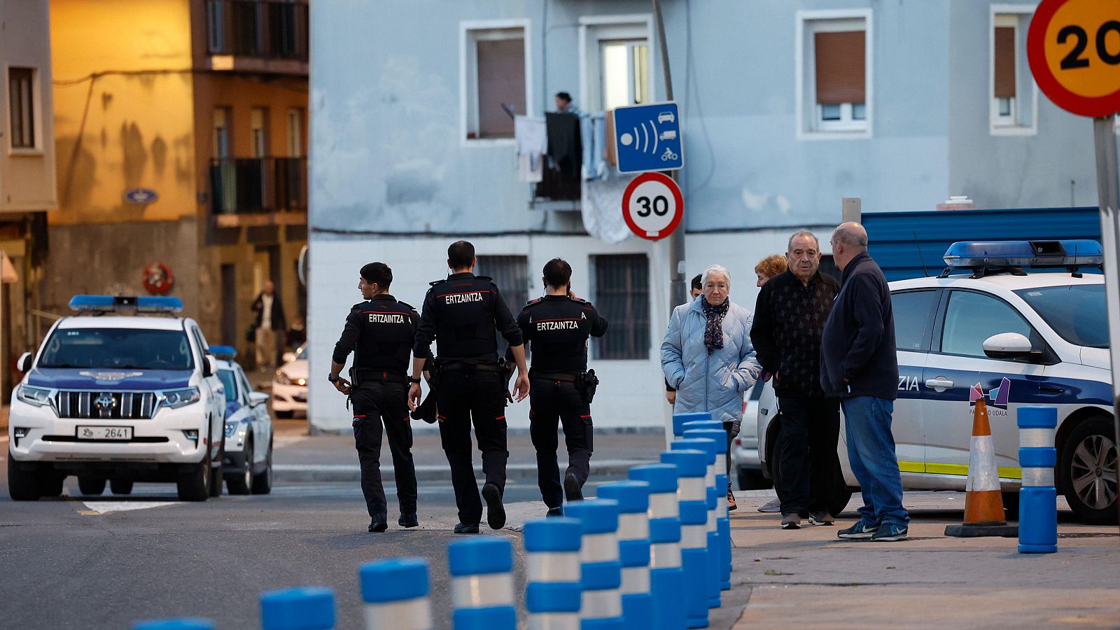 Agentes de la Ertzaintza, frente al domicilio donde se ha producido el asesinato