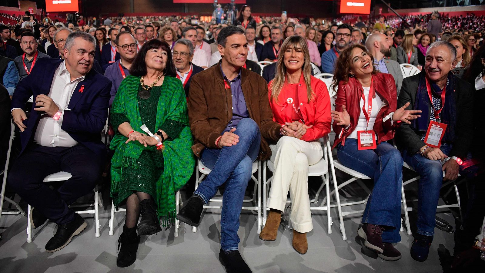 El secretario general del PSOE, Pedro Sánchez, junto a su esposa, Begoña Gómez, en el acto de clausura del 41º Congreso Federal