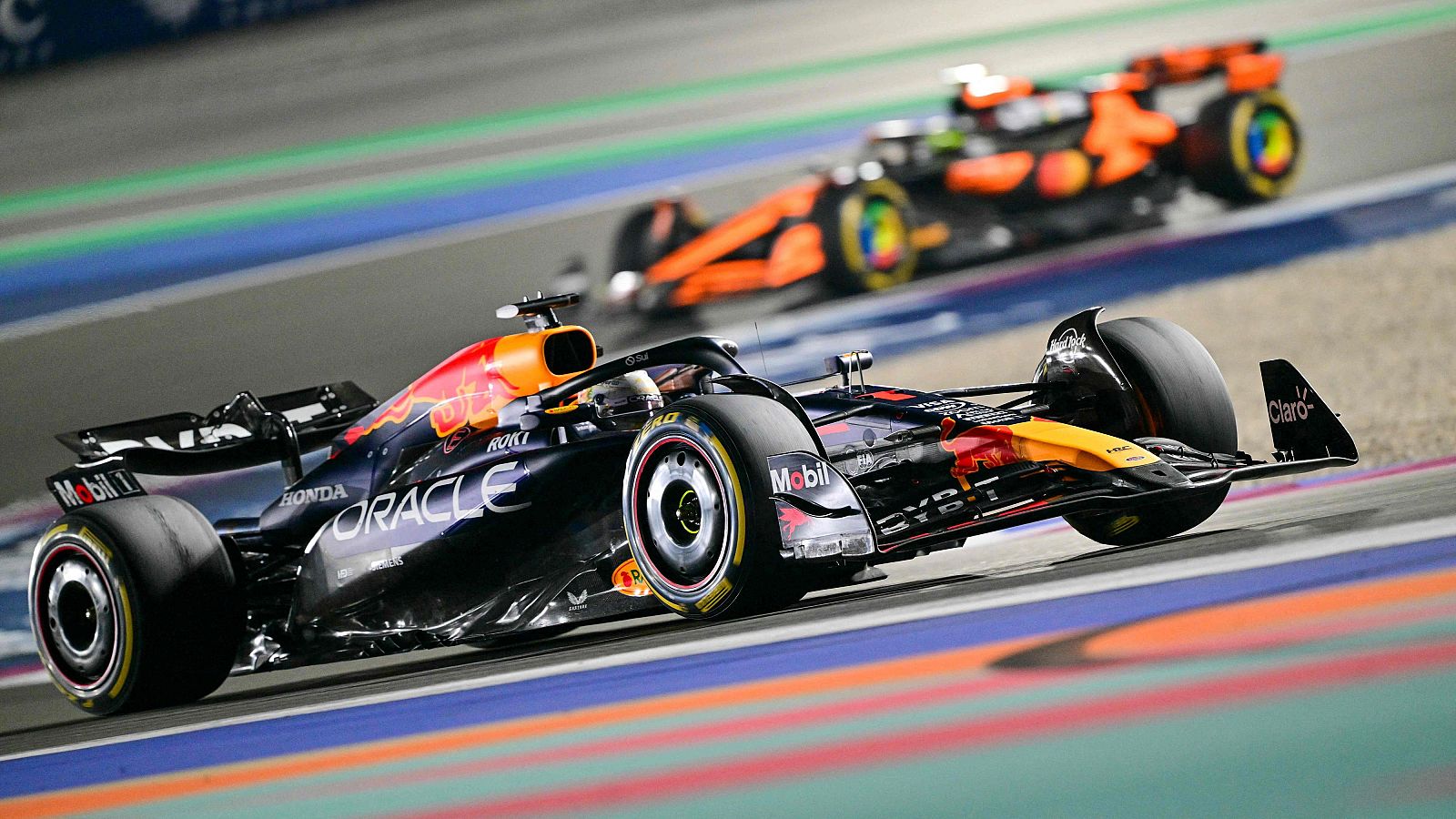 Max Verstappen seguido de Lando Norris