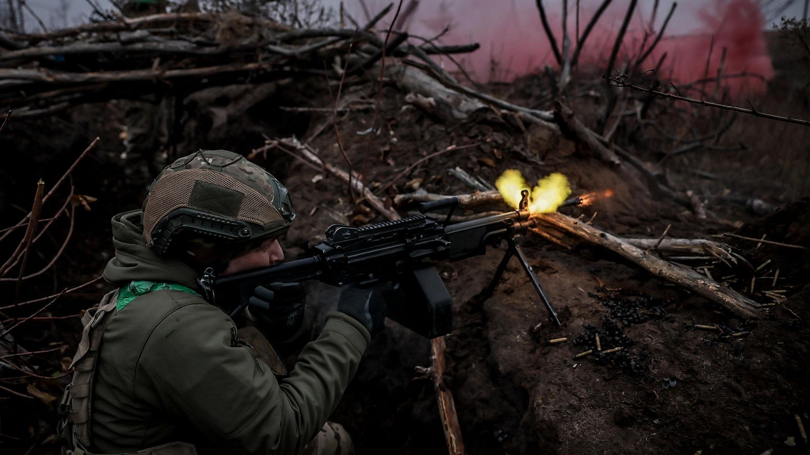 Un soldado ucraniano dispara su arma en un punto del frente de Donetsk