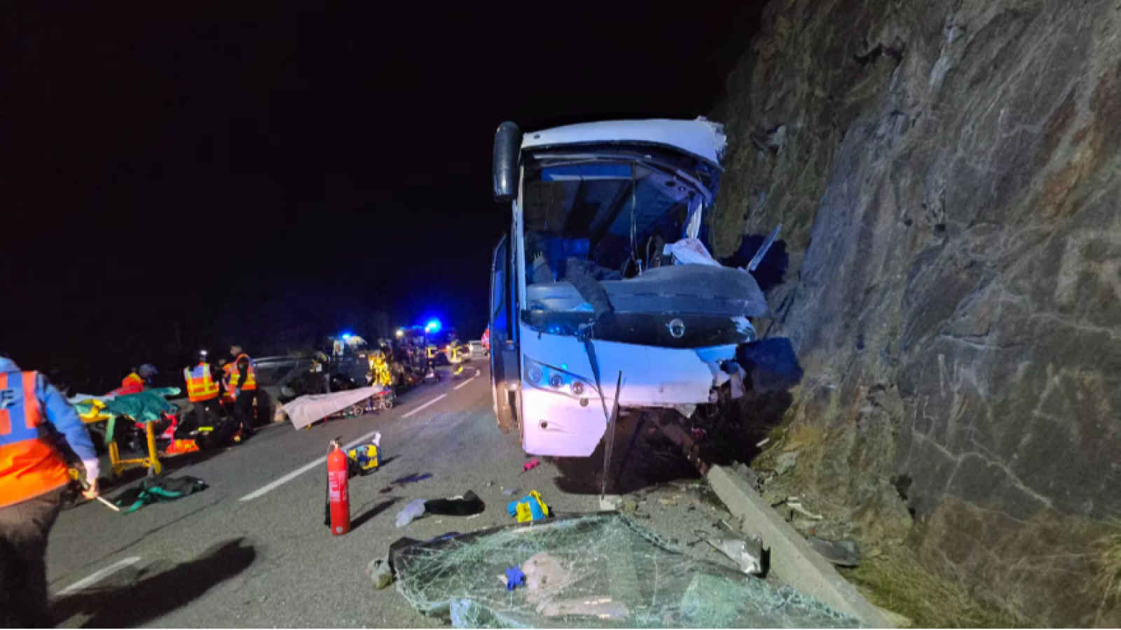 Els equips d'emergències treballen al punt on s'ha accidentat l'autocar a Porté-Puymorens, al sud de França