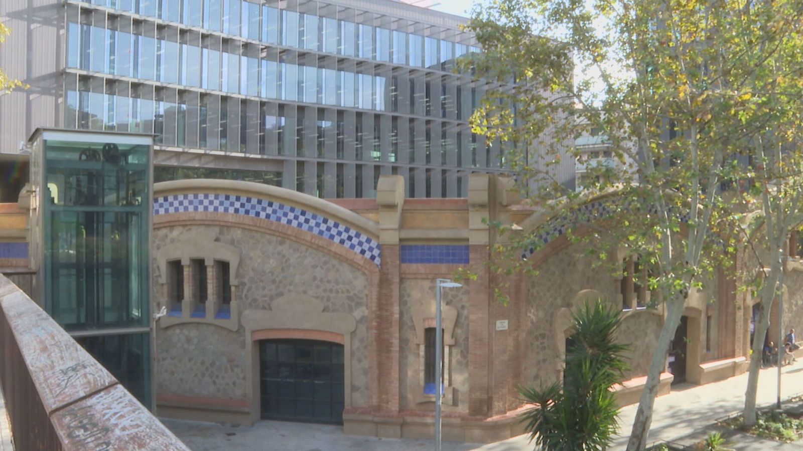 Fábricas antiguas coexisten con modernas oficinas en Poblenou