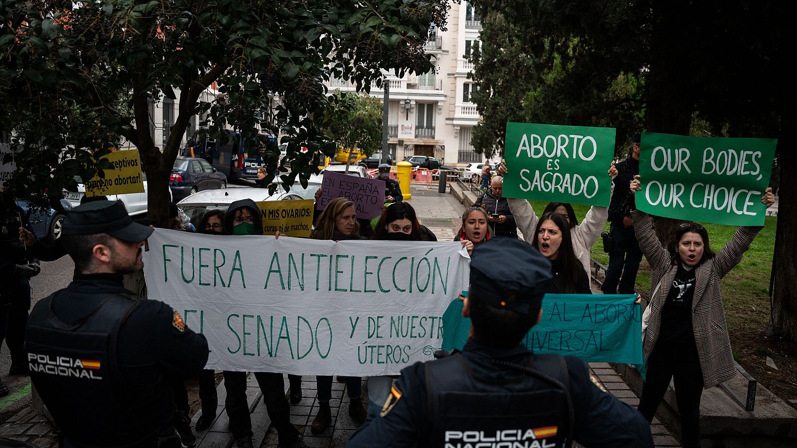 Varias mujeres se concentran contra la cumbre antiabortista en el Senado, frente al Monasterio de la Encarnación