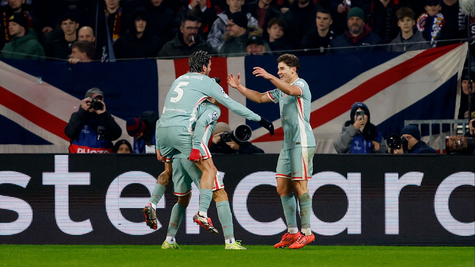 Los futbolistas del Atlético de Madrid celebran un gol en Champions