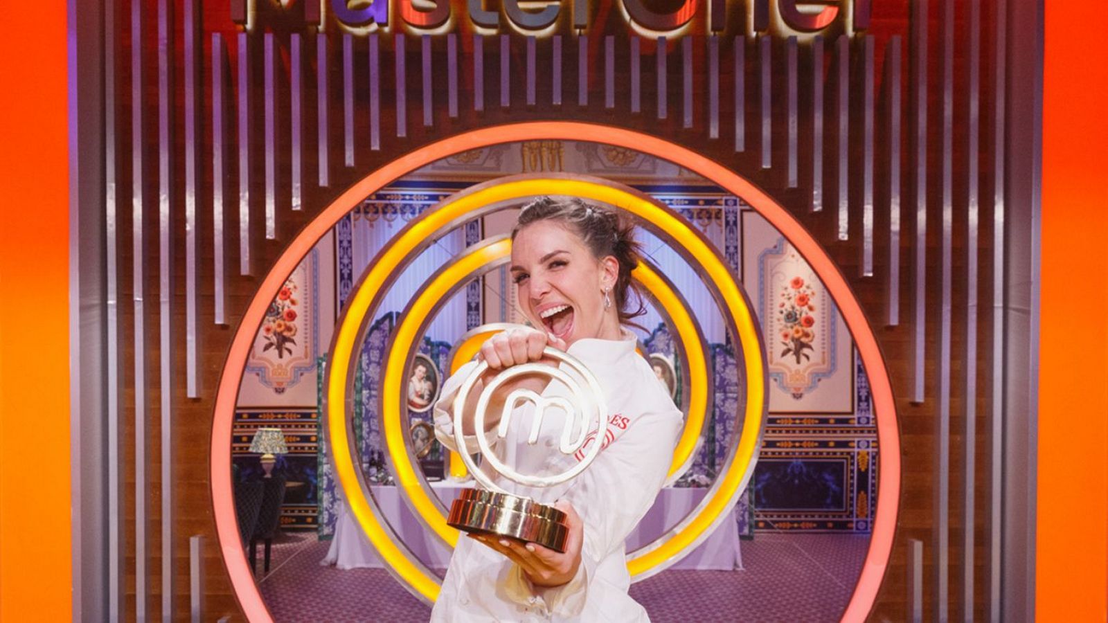 Inés Hernand, con su trofeo