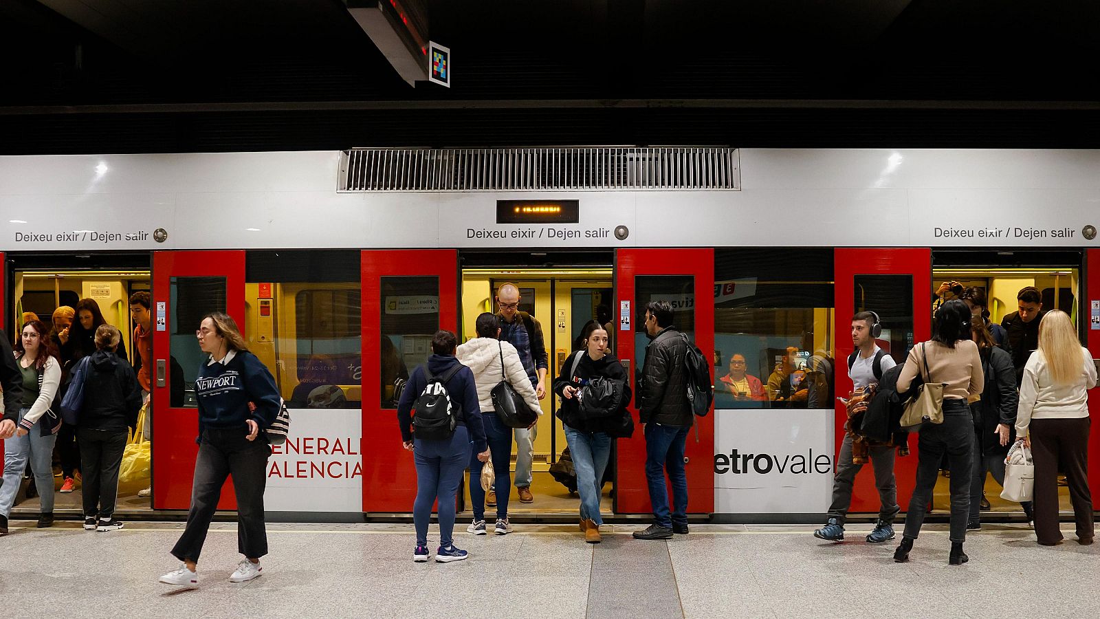 El metro de Valencia recupera su servicio después de la DANA