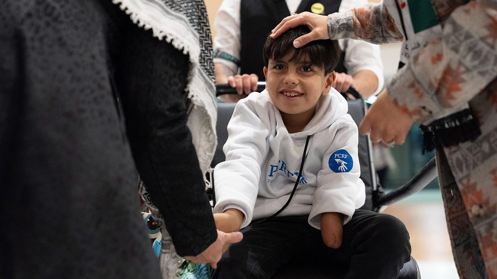 Nasser, de 8 años, llega al Aeropuerto Internacional de Portland con su madre el lunes 2 de diciembre de 2024