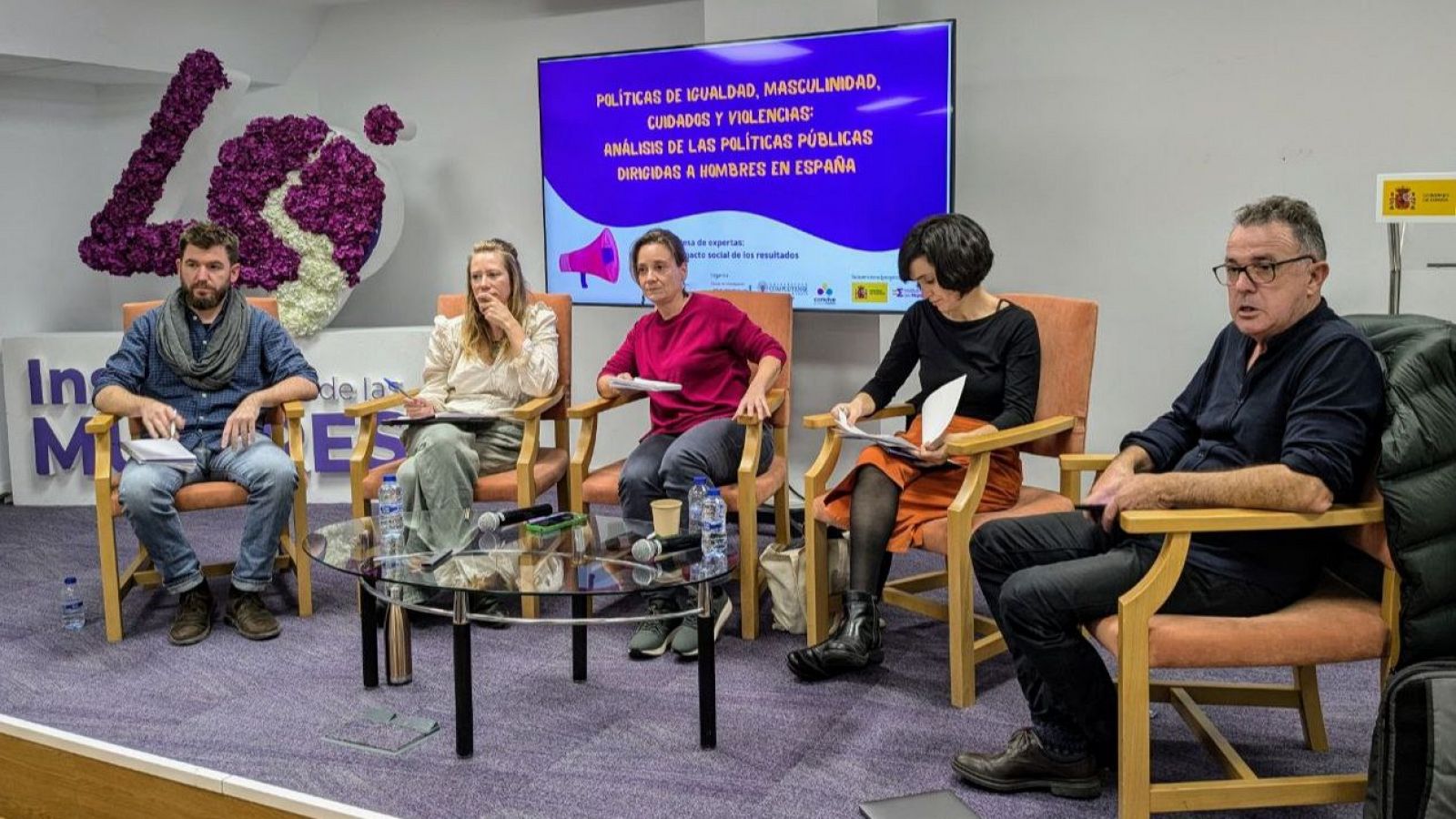 Mesa de análisis de las políticas de igualdad, masculinidad, cuidados y violencias en el Instituto de las Mujeres.