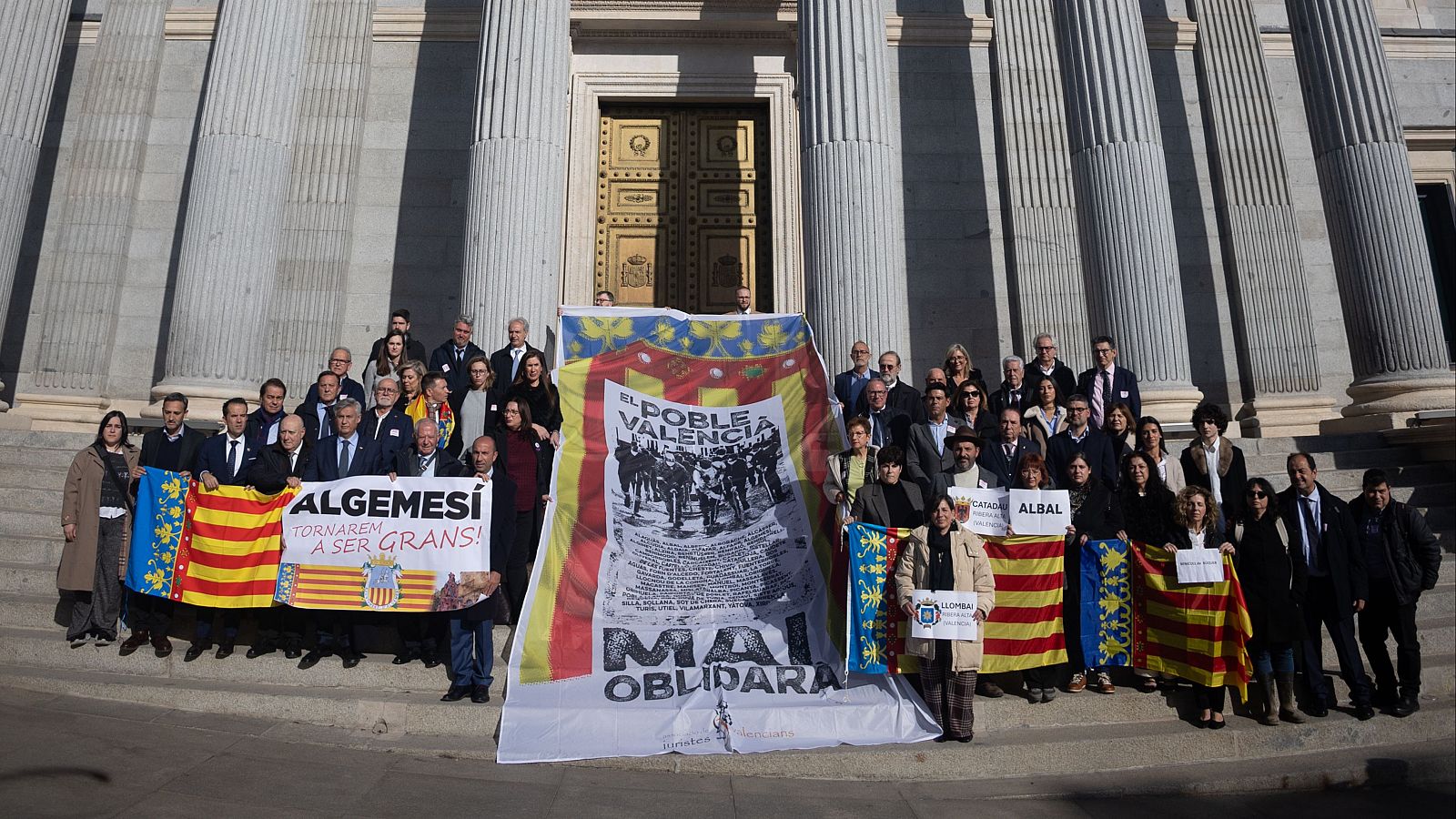 Participantes del seminario por los afectados de la DANA frente al Palacio del Congreso